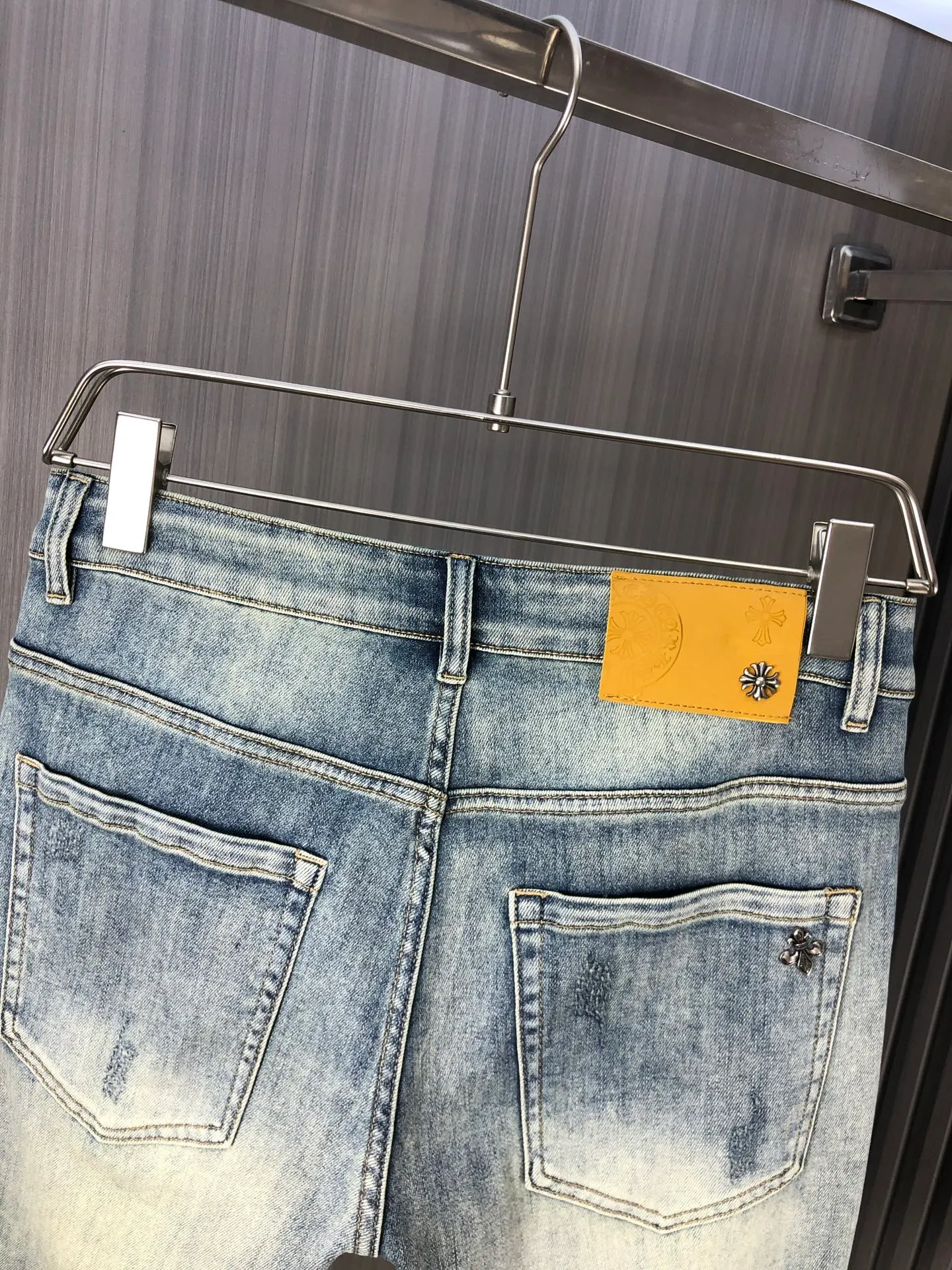 P220 chrome hearts denim shorts, the latest new men's jeans for spring and summer 2025! Heavy-duty washed denim fabric, customized fabric is softer and more comfortable than ordinary denim fabric! Ultra-heavy industrial washing process and double process washing. The entire pair of pants has a comfortable feel, top-notch fineness and breathability. All hardware brand logos are custom-made, and the materials are selected with the best attributes. The elasticity of the fabric is very good and the comfort is great! The low-key design style is simple and elegant. Yardage: 28-38 (no 35.37)